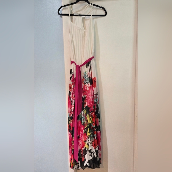 Bisou Bisou Dresses & Skirts - Women's Bisou Bisou Maxi Pleated White With Flower Design, Size 16